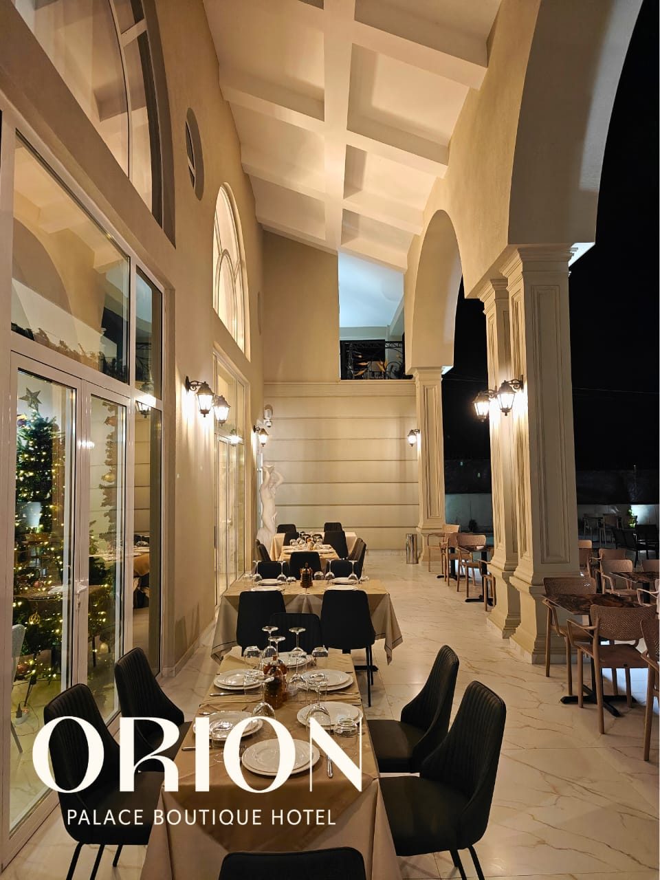 Terrazza ristorante di sera — arcate classiche